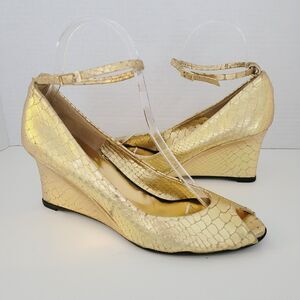 HOLLYWOULD Lolita Gold Wedge Peep Toe Pumps Reptile Leather Italy Women 37.5 7.5